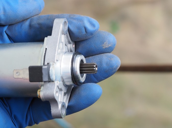 Con qué parte del motor ensambla el motor de arranque: cómo ubicarlo