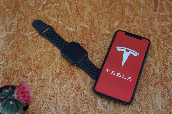 Tesla lanza una app que convierte al Apple Watch en una llave inteligente