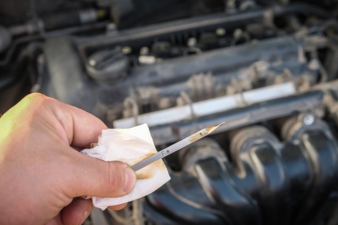 ¿Qué pasa si ando sin la varilla de aceite?