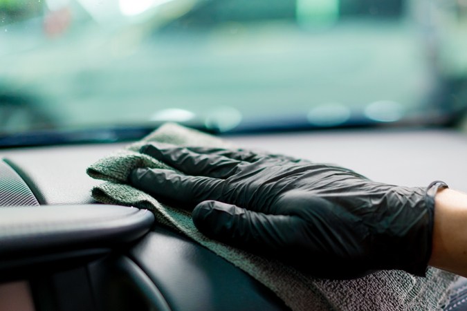 Silicona para carros: para qué sirve y cómo usarla