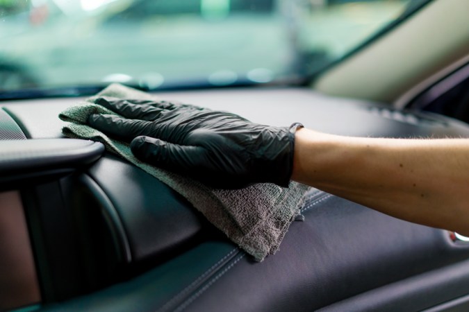 Silicona para carros: para qué sirve y cómo usarla