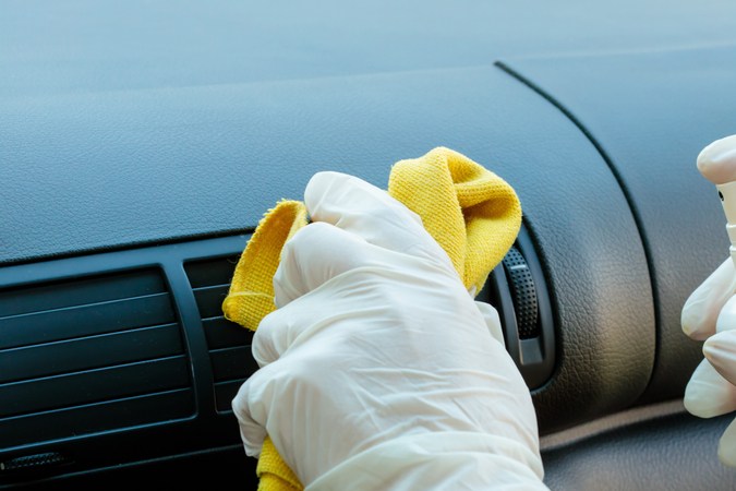 Silicona para carros: para qué sirve y cómo usarla