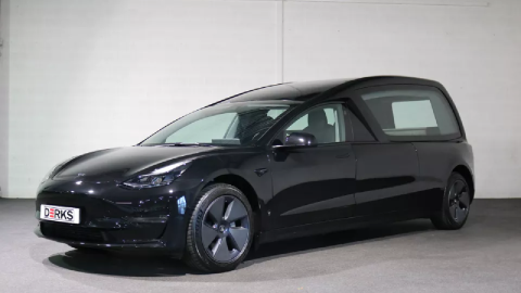 Un Tesla Model 3 fue modificado para llevar un ataúd