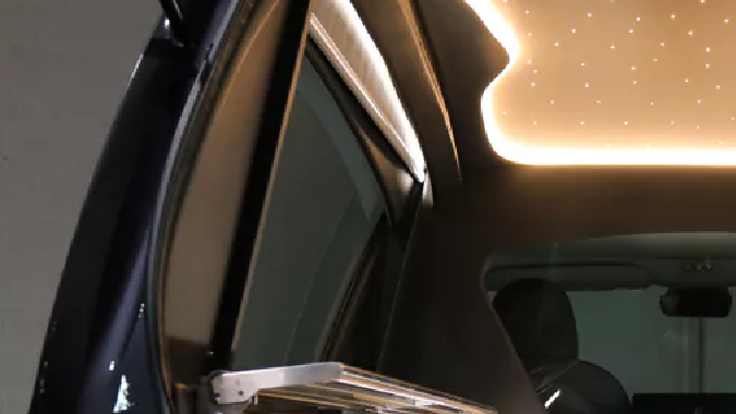 Un Tesla Model 3 fue modificado para llevar un ataúd