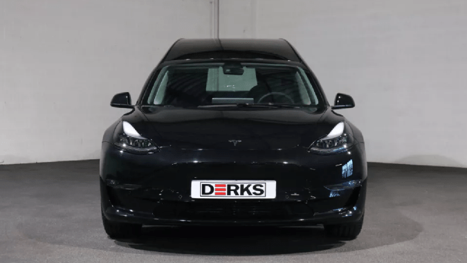 Un Tesla Model 3 fue modificado para llevar un ataúd