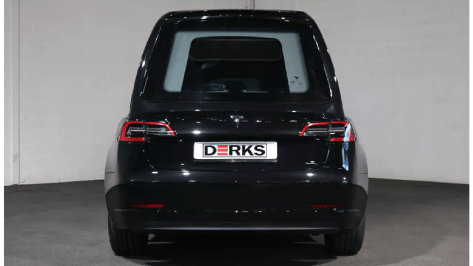 Un Tesla Model 3 fue modificado para llevar un ataúd