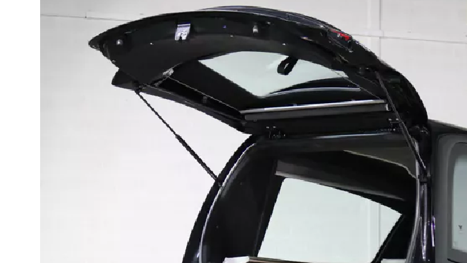 Un Tesla Model 3 fue modificado para llevar un ataúd