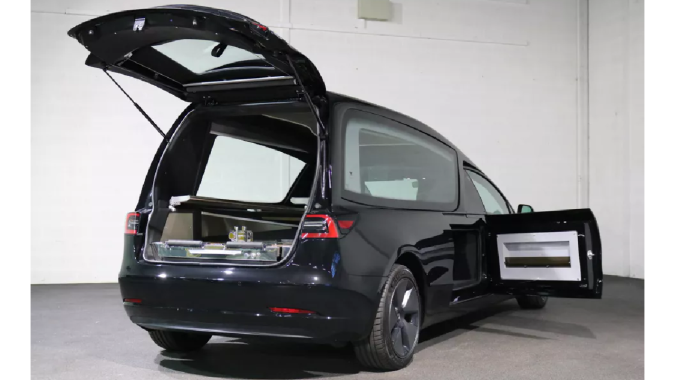 Un Tesla Model 3 fue modificado para llevar un ataúd