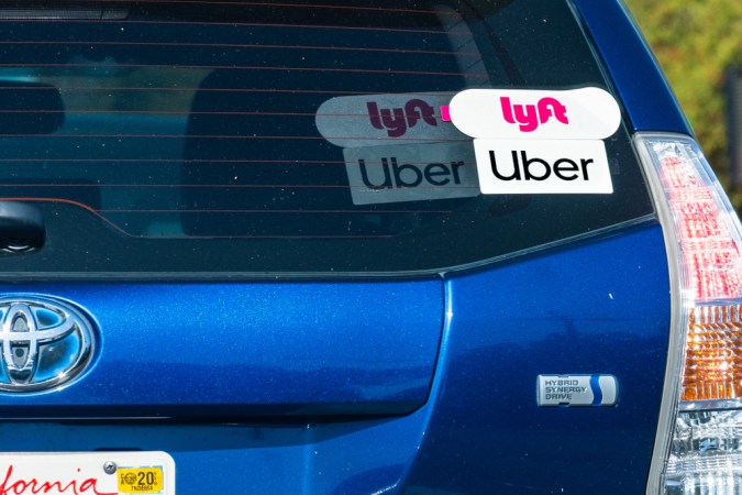 $328 millones en compensación a conductores de Uber y Lyft