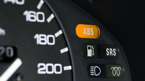 El sistema ABS impide que las ruedas del auto se bloqueen cuando debes frenar repentinamente, reduciendo el riesgo de que sufras un accidente de tránsito.