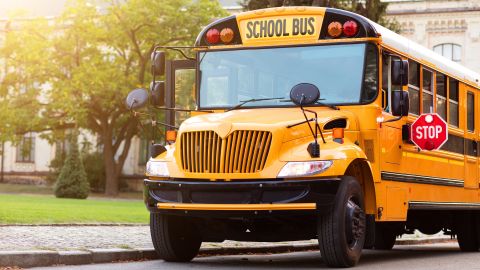 Sobrepasar a un autobús escolar en New York