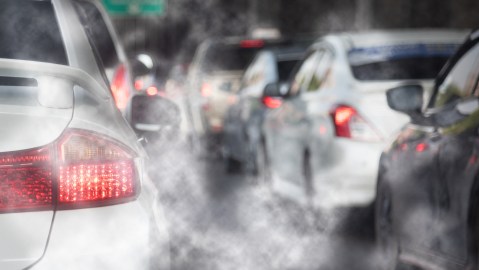 Por qué mi carro huele a quemado pero no se calienta