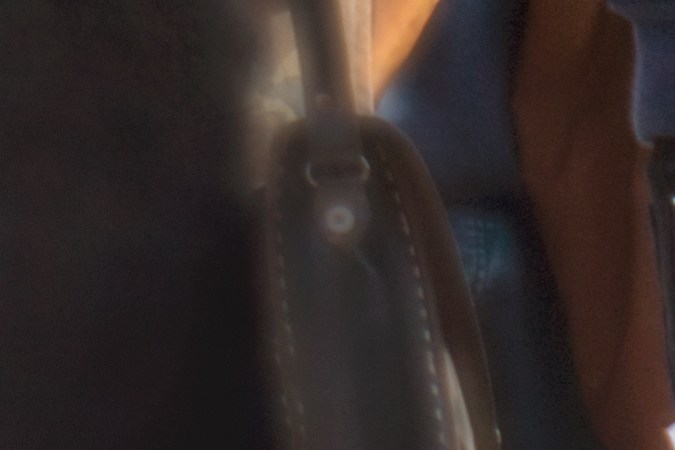 en una calle sin veredas los peatones deben caminar