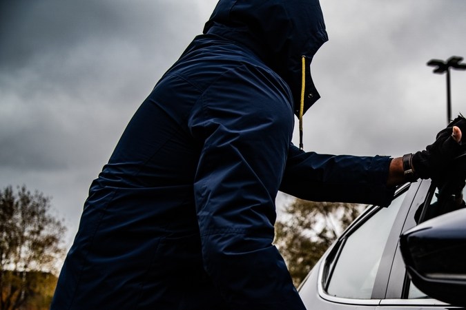 El nuevo truco para robar autos: la botella en la rueda