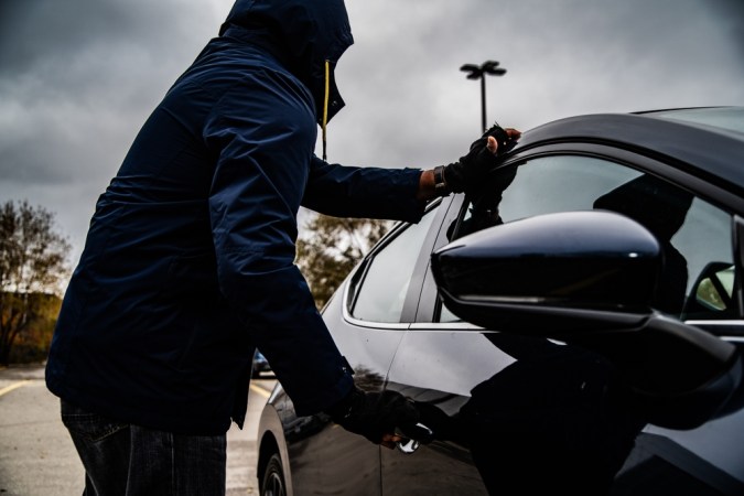 El nuevo truco para robar autos: la botella en la rueda