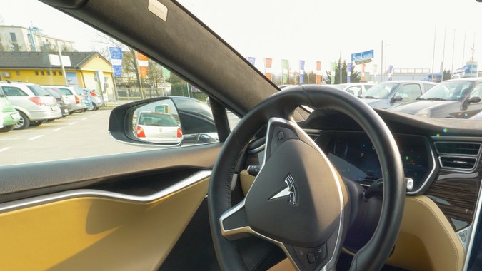 Tesla inicia el año con retiro de 239.000 unidades