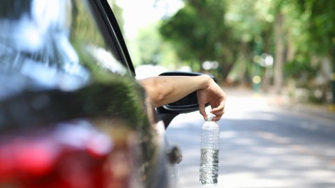 El nuevo truco para robar autos: la botella en la rueda