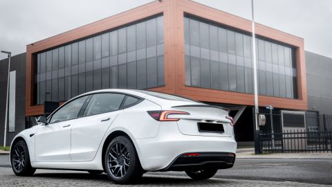 Tesla inicia el año con retiro de 239.000 unidades