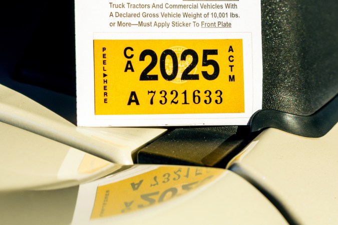 sticker de placa en california