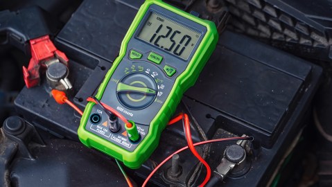 cuanto voltaje tiene una bateria de carro