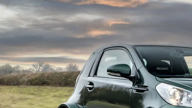 En subasta el único mini auto de Aston Martin con motor V8