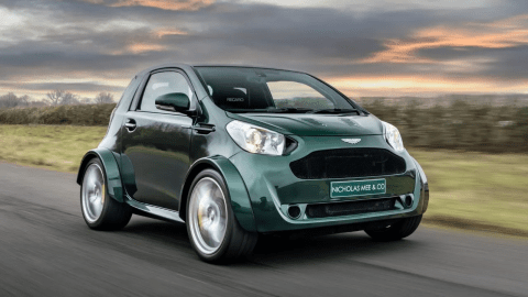 En subasta el único mini auto de Aston Martin con motor V8