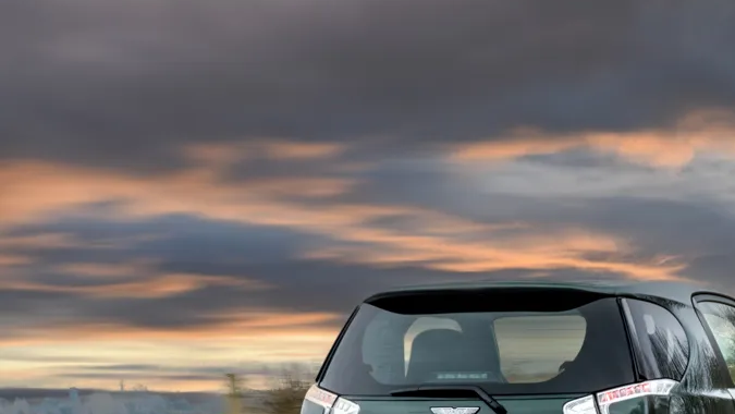 En subasta el único mini auto de Aston Martin con motor V8