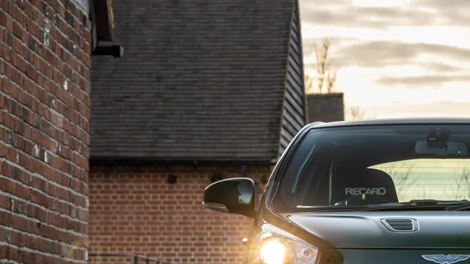 En subasta el único mini auto de Aston Martin con motor V8