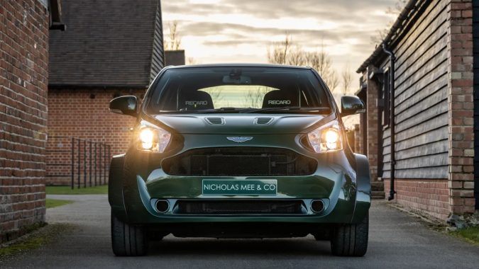 En subasta el único mini auto de Aston Martin con motor V8