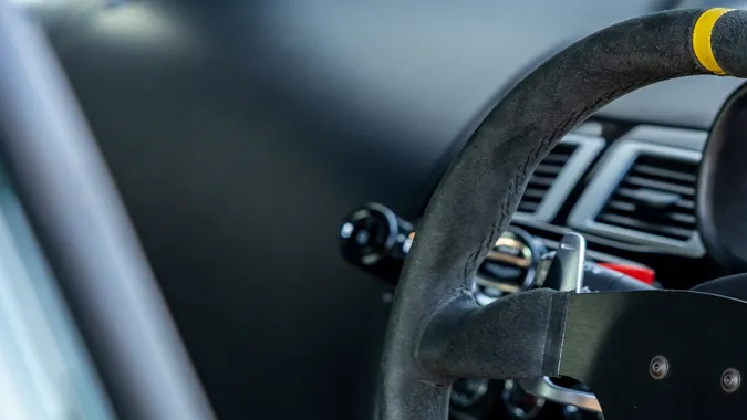 En subasta el único mini auto de Aston Martin con motor V8