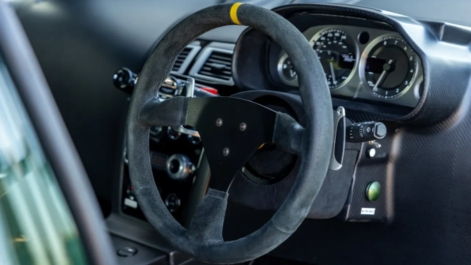 En subasta el único mini auto de Aston Martin con motor V8