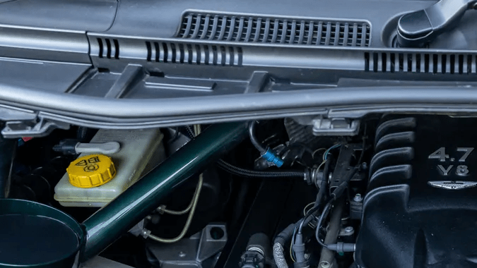 En subasta el único mini auto de Aston Martin con motor V8