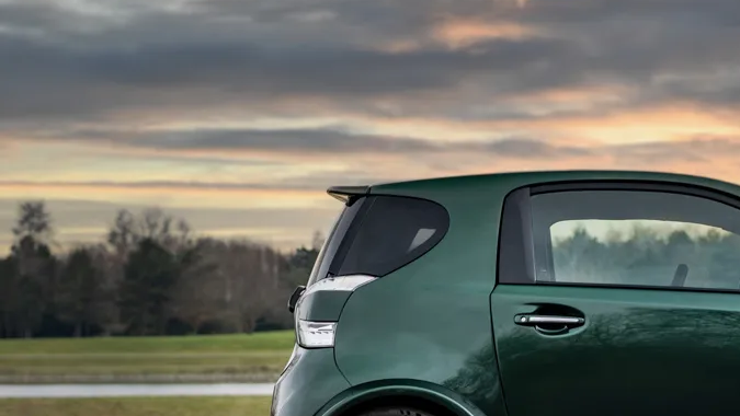 En subasta el único mini auto de Aston Martin con motor V8