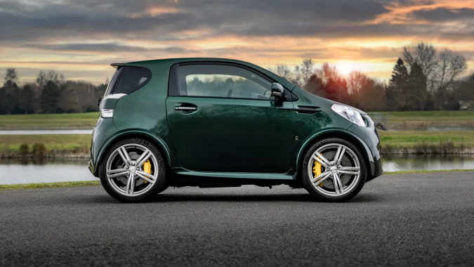 En subasta el único mini auto de Aston Martin con motor V8