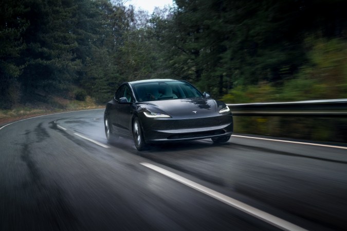 Tesla retira 376.000 autos por fallas en la dirección