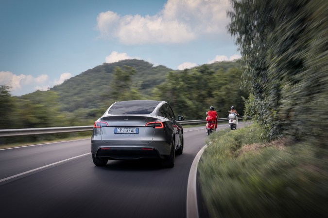 Tesla retira 376.000 autos por fallas en la dirección