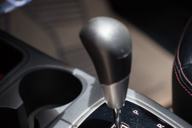 Cuándo usar la posición B o L que tienen algunos carros automáticos