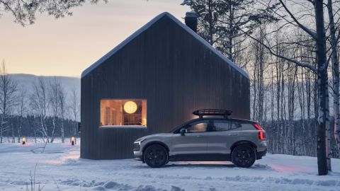 La silueta del EX30 Cross Country destaca por su equilibrio entre aerodinámica y robustez, ideal para la movilidad eléctrica en cualquier terreno.