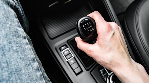 conducir un auto manual