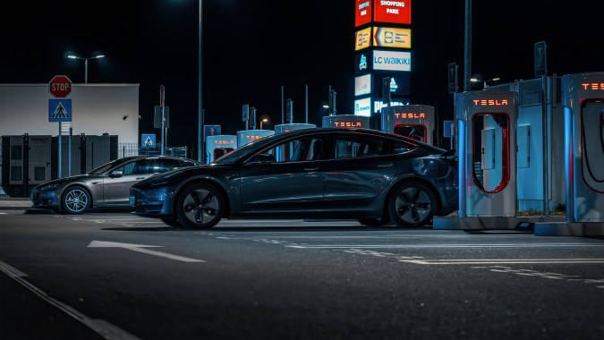 Ponen pausa al plan de infraestructura para carga eléctrica de autos
