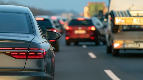 Cuál es el carril correcto para conducir según la ley
