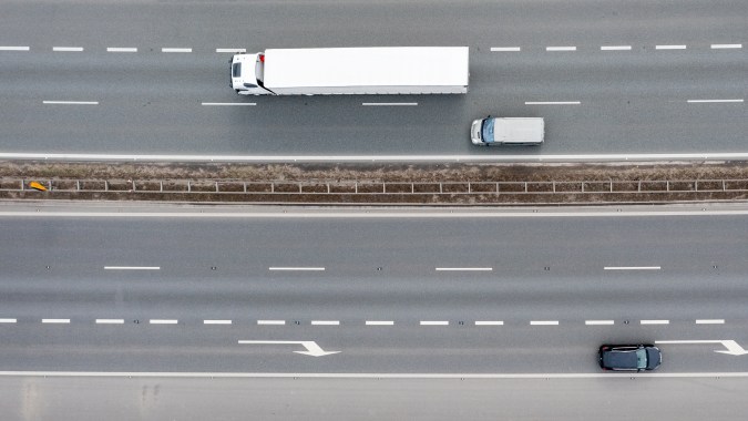 Cuál es el carril correcto para conducir según la ley