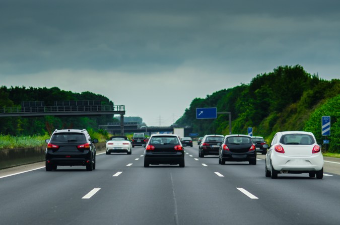 Cuál es el carril correcto para conducir según la ley