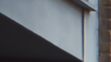 a que distancia se debe estacionar de la acera