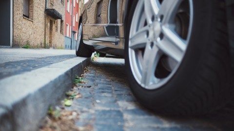 a que distancia se debe estacionar de la acera
