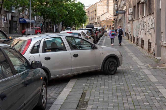 a que distancia se debe estacionar de la acera