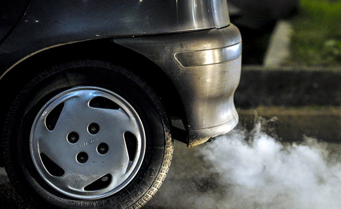 Cómo solucionar el problema del humo del escape sin desarmar el motor