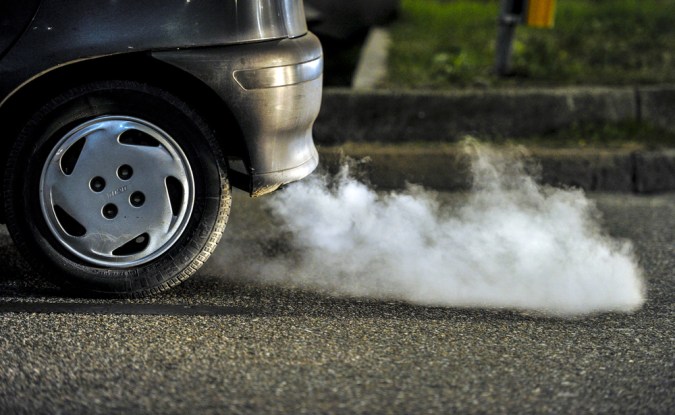 Cómo solucionar el problema del humo del escape sin desarmar el motor