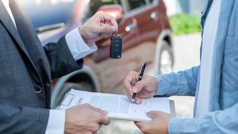 Cómo sacar una licencia para comprar carros en subasta en Texas