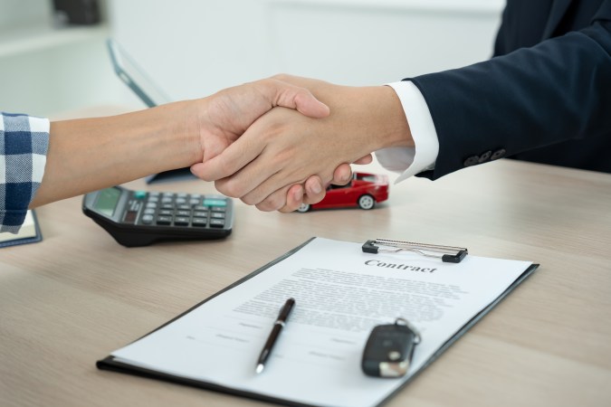 Cómo sacar una licencia para comprar carros en subasta en Texas